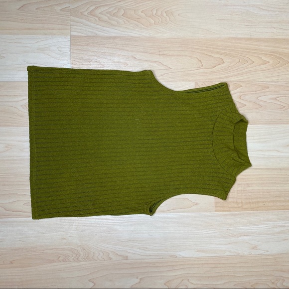 Sleeveless mock neck top - Picture 2 of 4